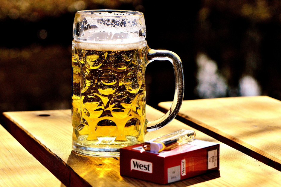 Alkohol, nikotyna, objadanie się - z tymi nałogami najczęściej zmagają się Polacy, fot. Alexa z Pixabay
