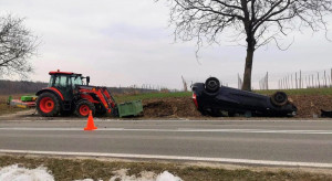 Zderzenie auta z traktorem. Samochód dachował, ucierpiał pasażer