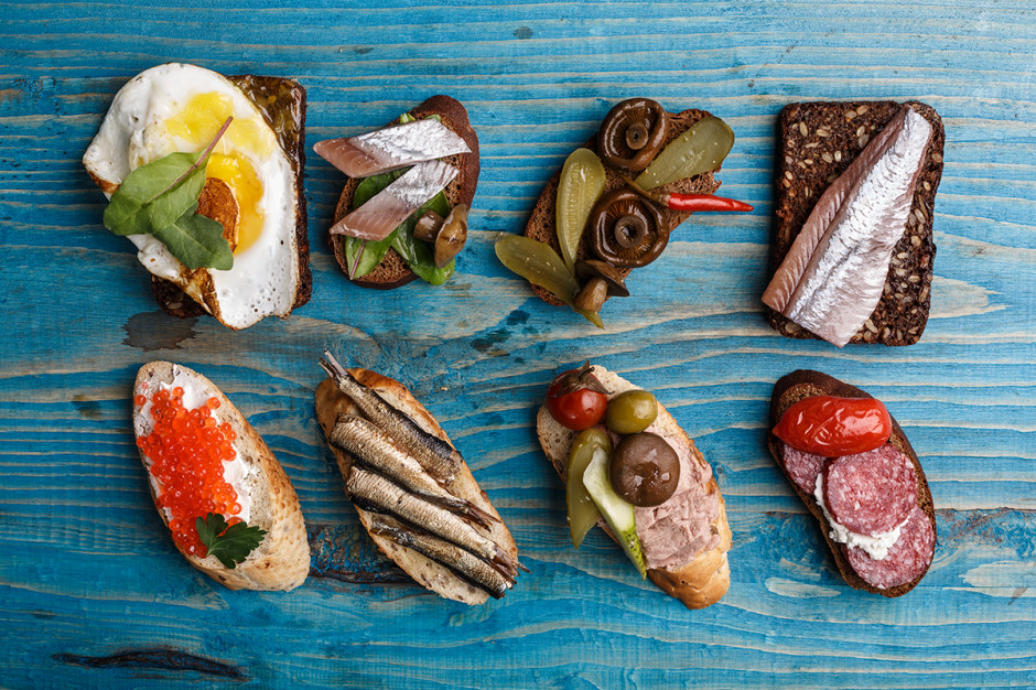 Małe, sycące przękaski są bardzo popularne w Skandynawii - najlepszym przykładem są duńskie, pełne dodatków smørrebrød (fot. Shutterstock)