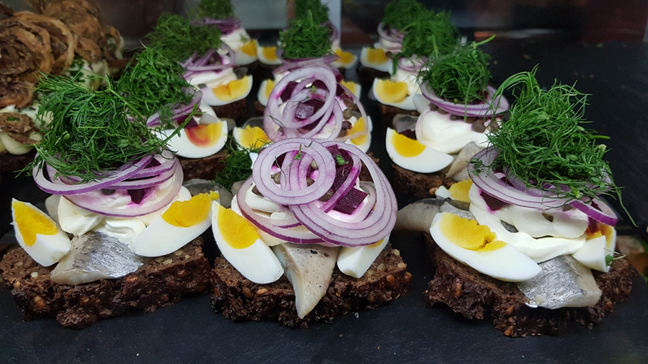 Smørrebrød - obowiązkowo ciemne pieczywo i dużo dodatków: śledź i jajko bardzo udane połączenie (fot. Shutterstock)