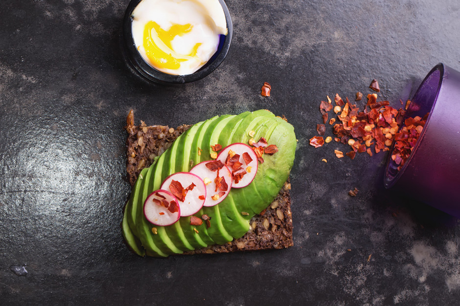 Smørrebrød z awokado wzmocnionym płatkami chilli i jajko w koszulce to przekąska sycąca na długie godziny (fot. Shutterstock)