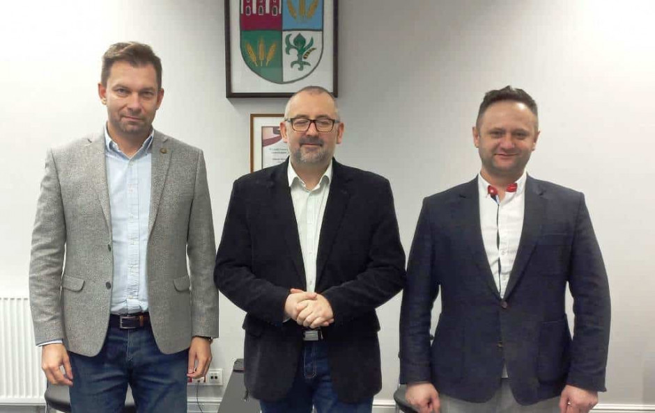 Na przełomie stycznia i lutego w siedzibie Starostwa Powiatowego w Przasnyszu odbyło się spotkanie starosty Krzysztofa Bieńkowskiego z przedstawicielami spółki Agrocal 2 Sp. z o.o. w osobie Jerzego Dysia (Prezes Zarządu) i Grzegorza Kota (Wiceprezes Zarządu). fot. samorzad.gov.pl/powiatprzasnyski
