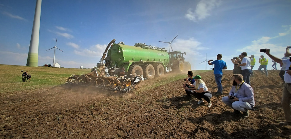 Nie da się ukryć, że zarówno dla rolników, dealerów jak i dziennikarzy znacznie ciekawsze są pokazy bezpośrednio na polu, fot. K.Pawłowski