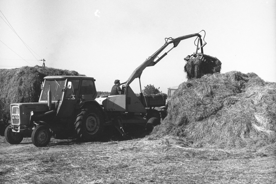Ładowacze Cyklop pozwoliły na zmniejszenie nakładu pracy fizycznej w rolnictwie, fot. Narodowe Archiwum Cyfrowe