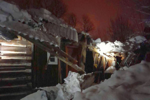 Pod ciężarem śniegu zawalił się dom. W środku pięcioosobowa rodzina