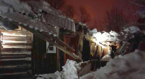 Pod ciężarem śniegu zawalił się dom. W środku pięcioosobowa rodzina
