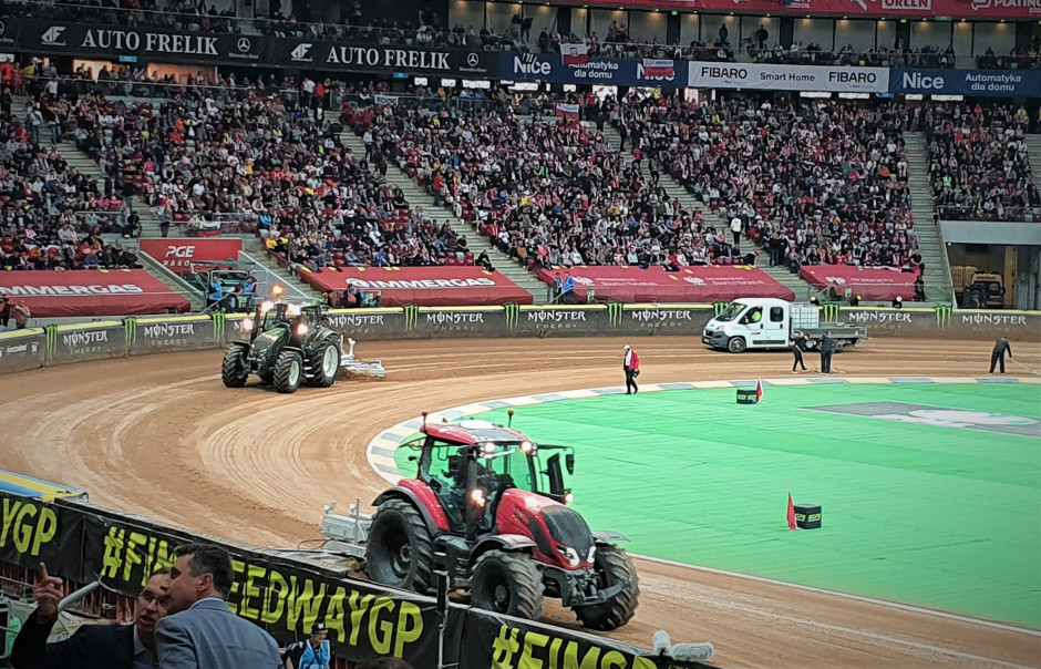 Ciągniki marki Valtra podczas równania toru w czasie FIM Speedway Grand Prix of Poland 2022, które odbyło się w maju zeszłego roku, fot. K.Pawłowski
