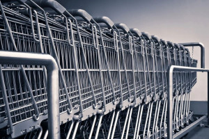 UOKiK oskarża sieci handlowe Auchan i Intermarche o wykorzystywania przewagi kontraktowej wobec dostawców