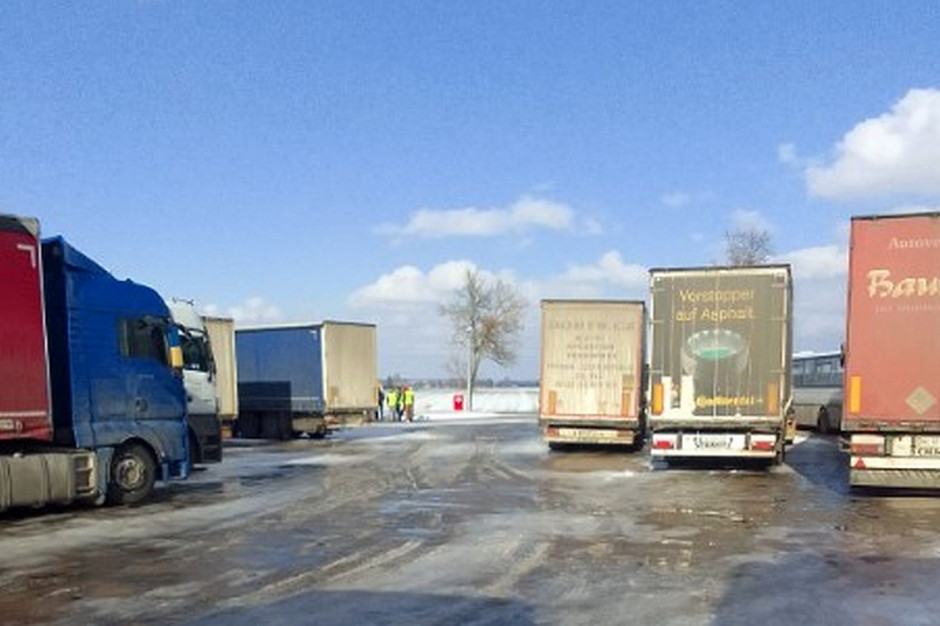 Piotrkowscy rolnicy pokazali kolejke ciężarówek z Ukrainy czekającą na rozładunek zboża, Foto: Solidarność RI Piotrków Tryb.