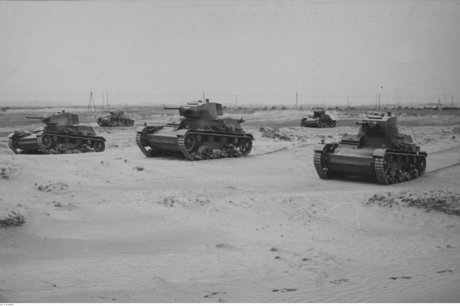 Pluton czołgów 7TP z armatką czołgową Bofors wzór 37 kal. 37mm w czasie ćwiczeń w 1939 r., fot. Narodowe Archiwum Cyfrowe