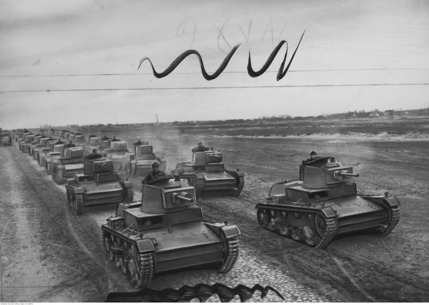 Kolumna marszowa lekkich czołgów 7 TP powstałych w Czechowicach podczas manewrów w 1939 r., fot. Narodowe Archiwum Cyfrowe