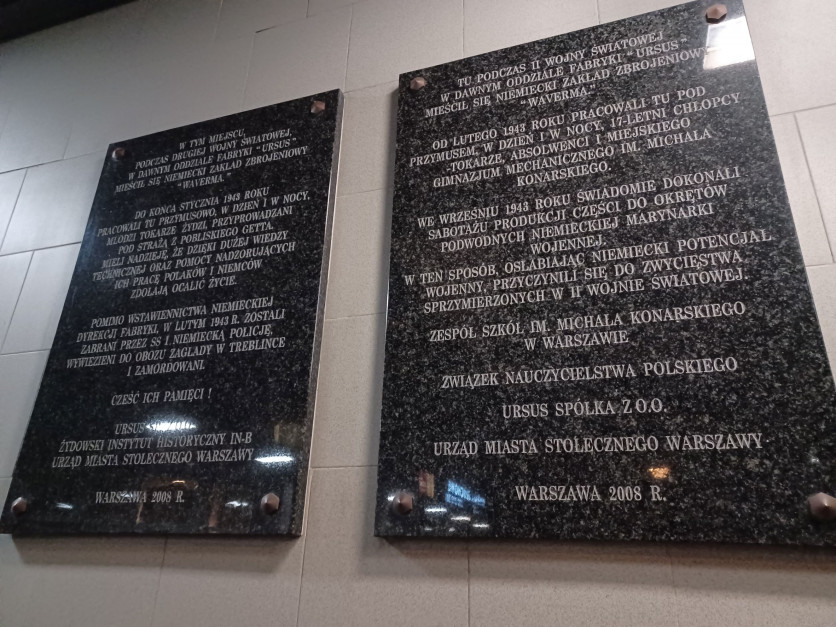 Tablice pamiątkowe wspominające bohaterskich uczniów Konara, wmurowane na blokach stojących w miejscu dawnej fabryki, fot. K.Pawłowski
