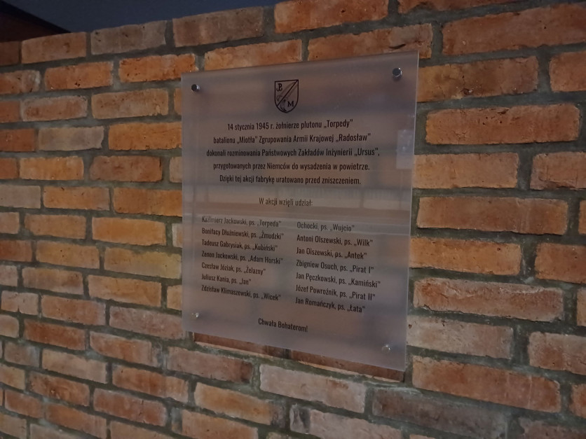 Tablica upamiętniająca żołnierzy rozminowujących fabrykę w Czechowicach, fot. K.Pawłowski