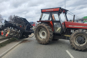 Traktor wjechał na bariery drogowe, ranny kierowca
