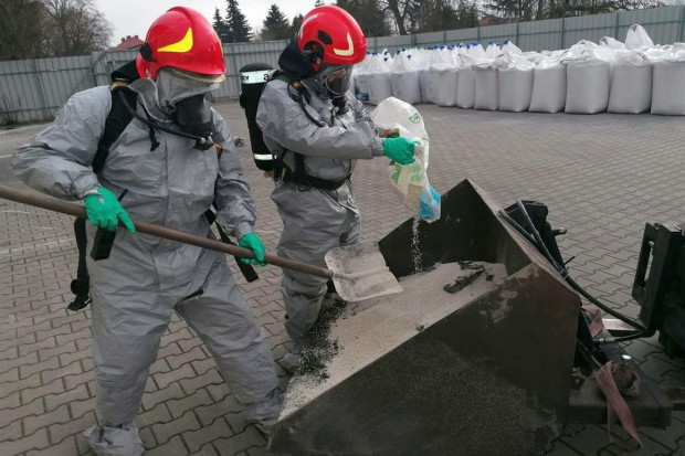 Pożar w magazynie z rzepakiem. Strażacy uratowali 650 ton ziarna