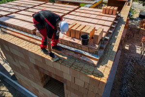Dobór materiałów budowlanych do budowy domu wpływa na mniejsze zużycie energii