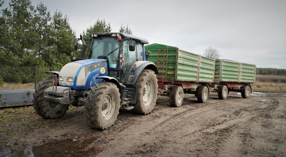 Valtra N101 czeka na wyjazd z gospodarstwa, fot. K.Pawłowski
