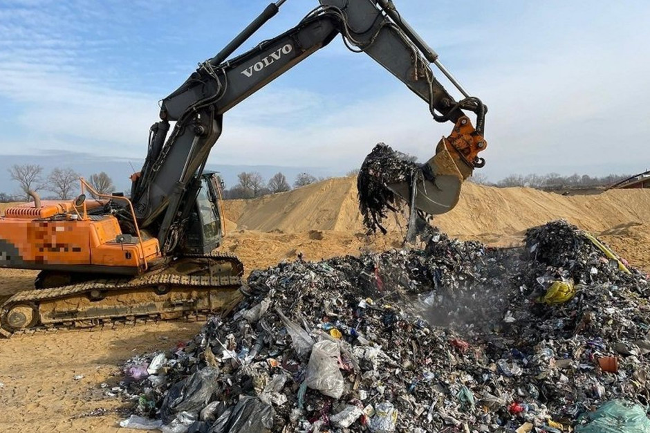 W kopalni piasku nielegalnie składowano odpady, Foto: Policja