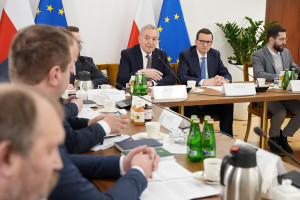 Premier Morawiecki i wicepremier Kowalczyk rozmawiają z rolnikami o rynku zbóż i sektorze trzody chlewnej