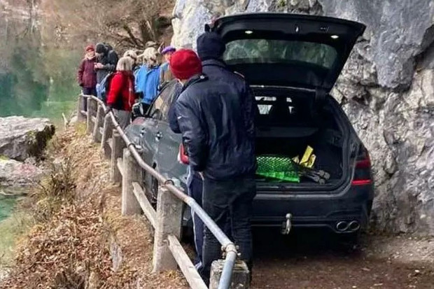 Senior wjechał autem na górski szlak turystyczny, gdzie samochód się zaklinował, Foto: Straż Pożarna St. Gilgen Traktor w roli ratownika górskiego. BMW utknęło na tutystycznym szlaku
