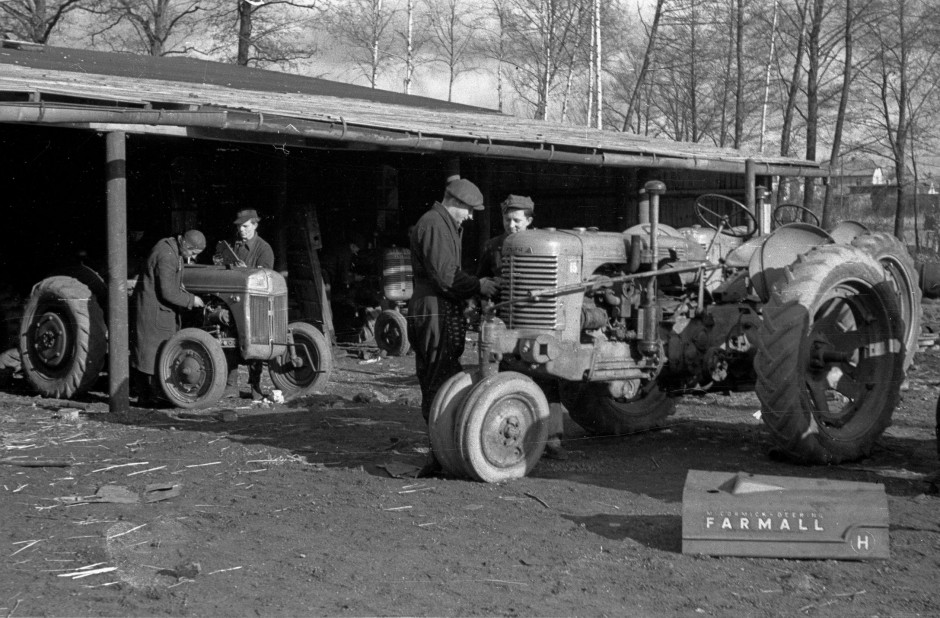 Ośrodek Naprawy Traktorów TOR (Techniczna Obsługa Rolnictwa)  w Środzie Wielkopolskiej w lutym 1949 r. Na pierwszym planie mechanicy zajmują się naprawą ciągnika marki J. I. Case za pomocą oryginalnych narzędzi dostarczonych z ciągnikiem Farmall H. W tle po lewej trwa naprawa Fergusona TE20, a kilka metrów dalej parkuje Farmall H, fot. PAP / S.W. Sadowski 