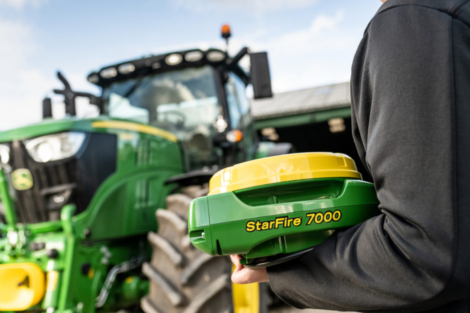 Odbiorniki John Deere StarFire 7000 już są dostępne i można składać na nie zamówienia, a dostawy właśnie się rozpoczynają. fot. mat. prasowe