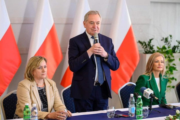 Henryk Kowalczyk w Tarnowie, fot. Twitter/Anna Pieczarka Minister rolnictwa zachęca rolników do korzystania z fakultatywnych dopłat