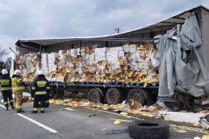 Groźne wypadki ciężarówek z ładunkami artykułów spożywczych