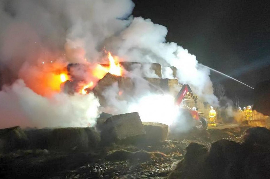 Płonącą stertę gasiło niemal 100 strażaków, Foto: OSP Frombork