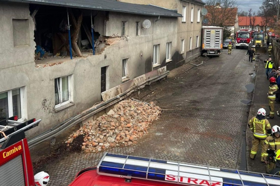 W wyniku uderzenia ciżąrówki zawalił się fragment ściany na poddaszu budynku, Foto: OSP Twardogóra