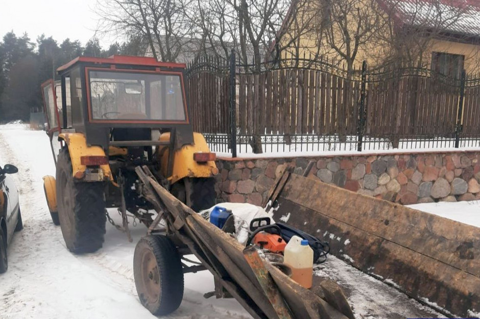 Kierowca i pasażer ursusa poniosą konsekwencje przejażdżki, Foto: Policja