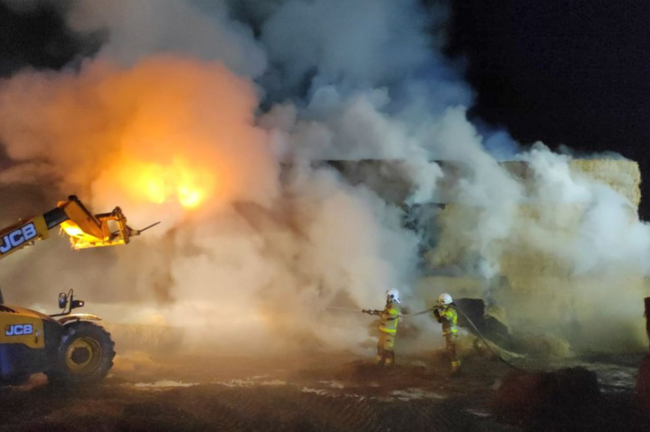 Przy ciepłowni we Fromborku spaliło się 800 bel słomy, Foto: KW PSP Olsztyn