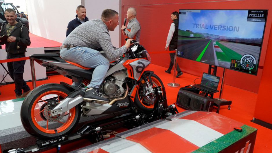 Symulator jazdy sportowym motocyklem podczas Agrotech 2023 w Kielcach, fot. K.Pawlowski