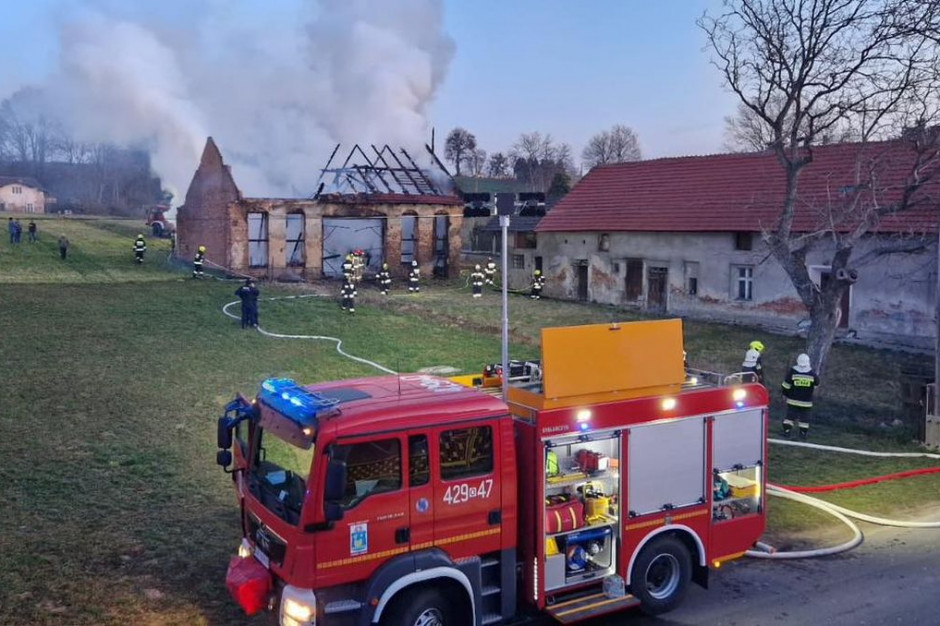 Murowana stodoła spłonęła doszczętnie w gospodarstwie pod Kędzierzynem, Foto: PSP Kędzierzyn-Koźle