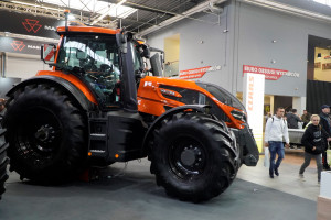 Mocno i kolorowo – Valtra świętuje 10-lecie pakietów Unlimited
