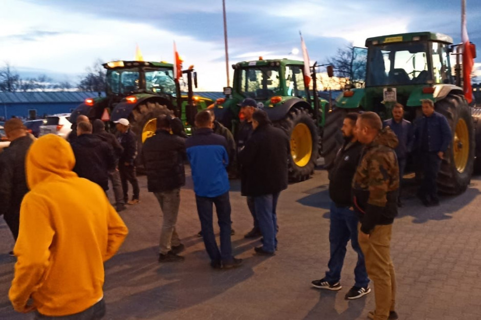 Rolnicy w Nysie oczekujący na spotkanie z ministrem, fot.mk
