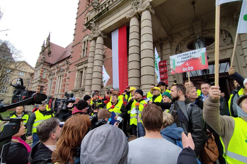 Protest rozpoczął się pod urzędem wojewódzkim w Szczecinie, fot. Ł. Buchajczyk