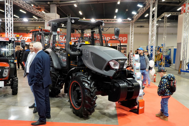 Nowy traktor Zetora i szary mat