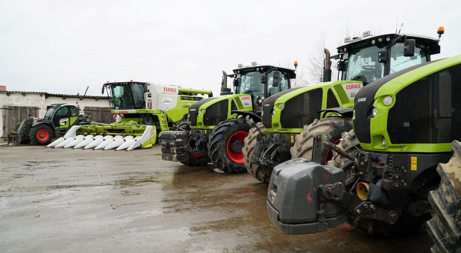Oprócz Axionów serii 900 w gospodarstwie pracują także kombajny Lexion oraz ładowarka Scorpion, fot. K.Pawłowski