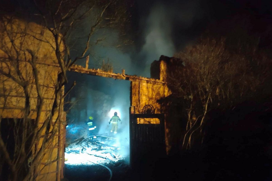 Murowana stodoła doszczętnie spłonęła, a dwa inne budynki ucierpiały w pożarze, Foto: OSP Branice