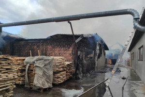 Podkarpackie: Strażacy gaszą pożar tartaku w Czarnej