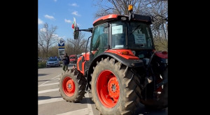 Bułgarski minister rolnictwa ramię w ramię ze strajkującymi rolnikami. Pierwszym przejechał traktorem w blokadzie granicy