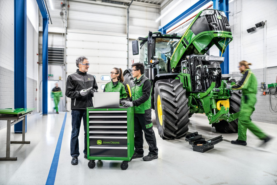 Zawód mechanika maszyn rolniczych jest coraz bardziej wymagający – John Deere chce edukować najlepszych, żeby zapewnić swoim klientom doskonałą obsługę. fot. mat. prasowe