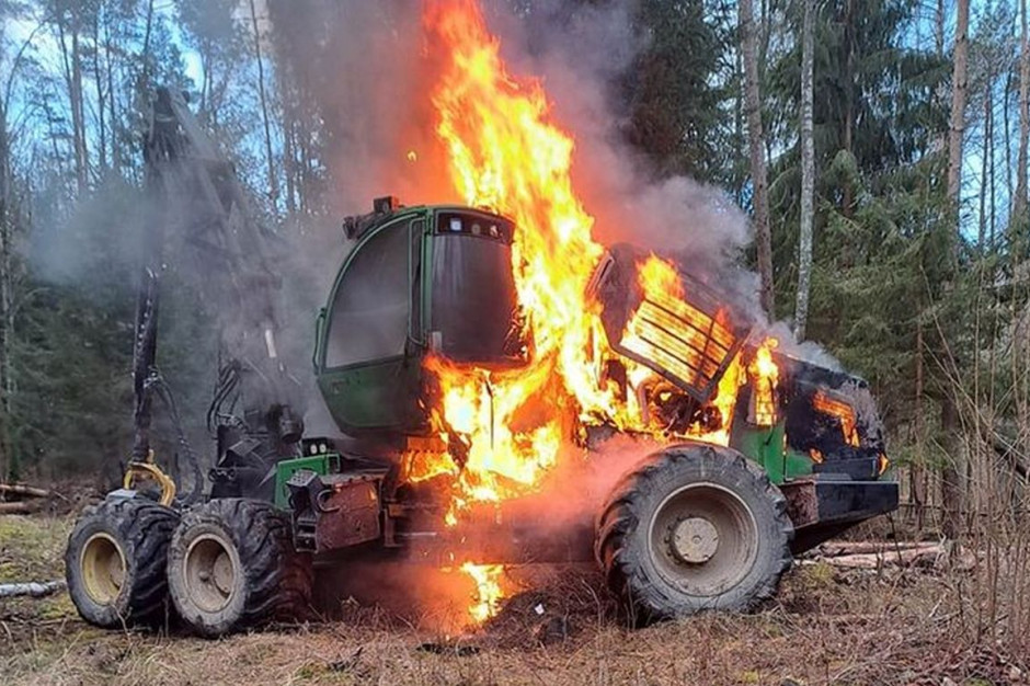 Specjalistyczna maszyna stanęła w płomieniach w lesie, Foto: OSP Czaplinek