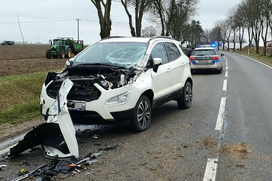 Na szczęście w zderzeniu auta z traktorem nikt nie ucierpiał, Foto: Policja