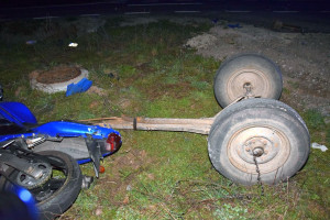 Ciągnik z wozem zajechał drogę motocykliście. Traktorzysta uciekł z miejsca wypadku