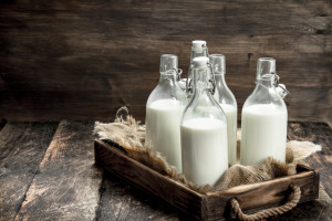 Mleko krowie cenniejsze niż napoje roślinne