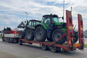 Zatrzymany transport z maszynami i traktorami