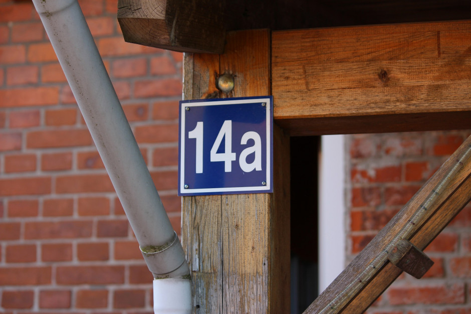 Brak tabliczki porządkowej na elewacji domu lub ogrodzeniu posesji będzie surowo karany. Foto. muffelz, Pixabay