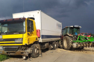 Pijany traktorzysta najechał na ciężarówkę i uciekł